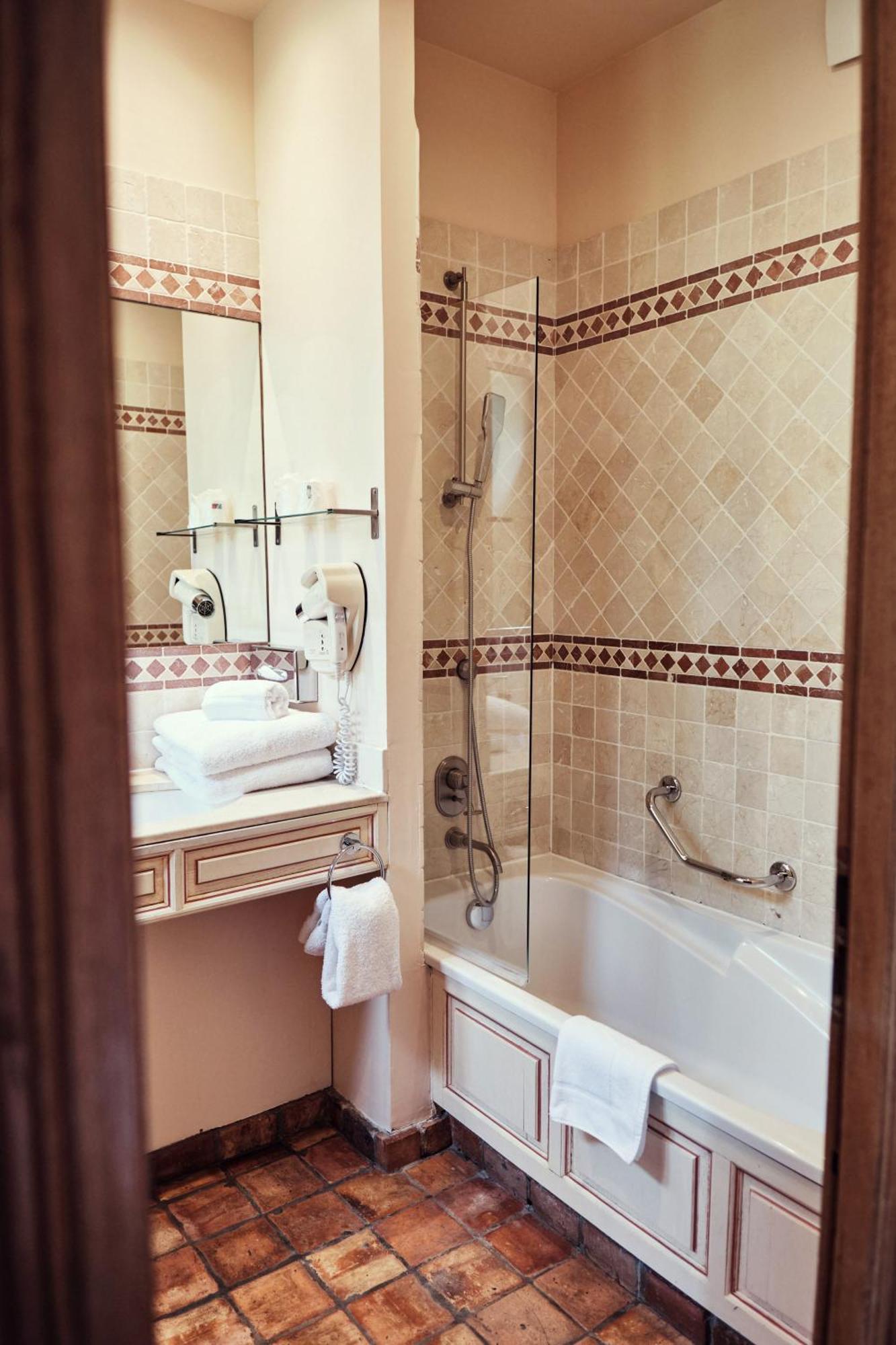 סאולאו Hostellerie De La Tour D'Auxois מראה חיצוני תמונה